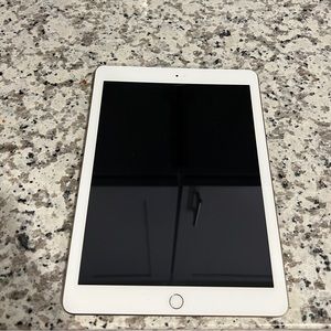 iPad 5th generation Wifi + Cellular. Gold 32GB